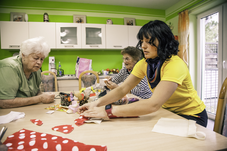 Ältere Dame und Frau beim Basteln