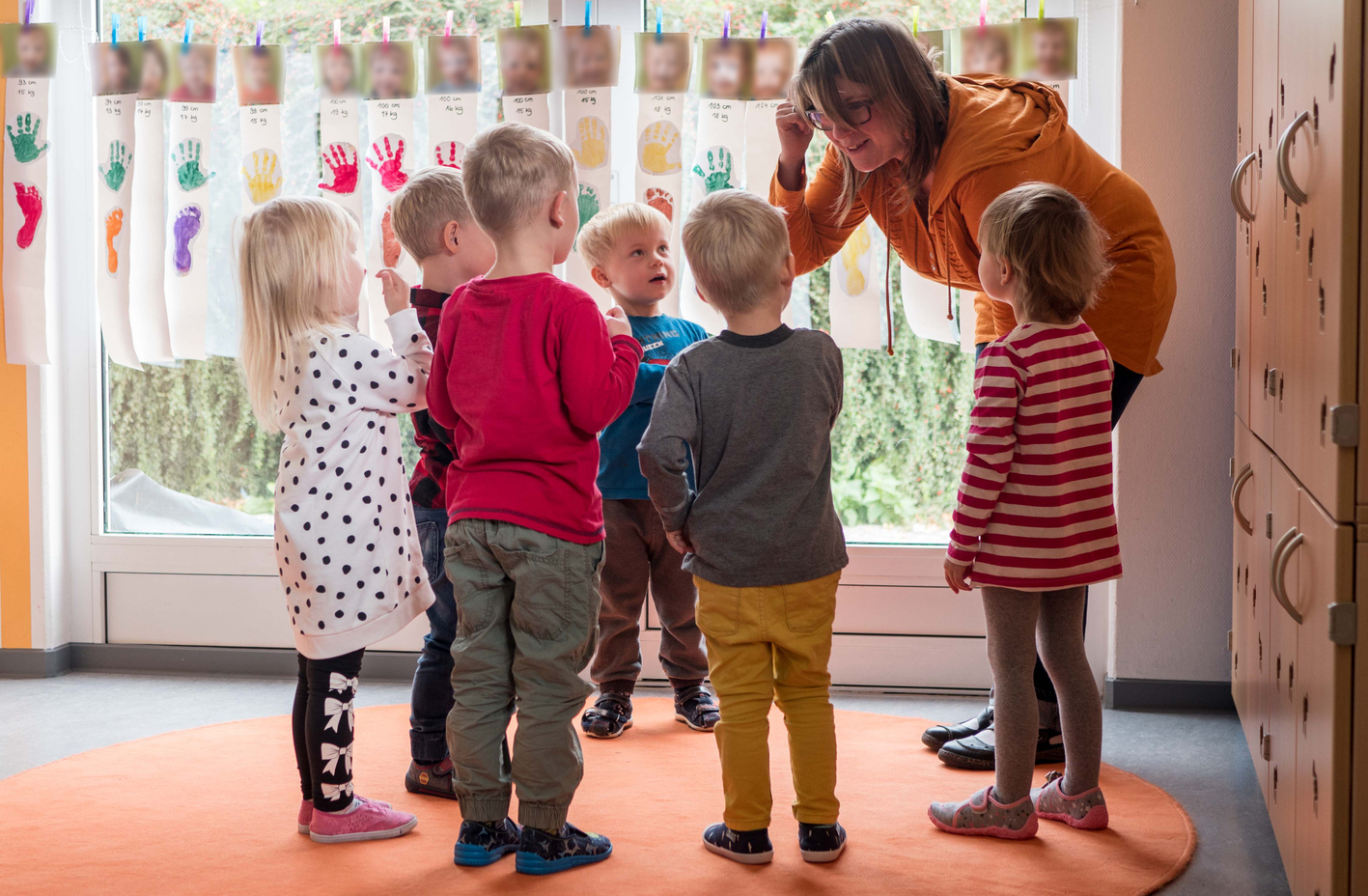 Kinder und Erzieherin im Kindergarten
